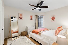 Charming & Bright W Lounging Pool