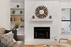 Charming & Bright W Lounging Pool