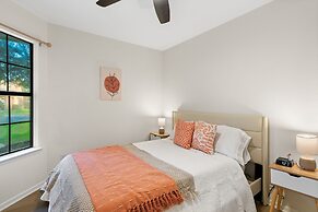 Charming & Bright W Lounging Pool