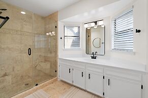 Charming & Bright W Lounging Pool