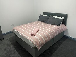 Room in Guest Room - Bright big Room in Coventry