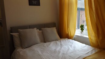 Room in Guest Room - Spacious Double Room in Stoke
