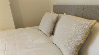 Room in Guest Room - Spacious Double Room in Stoke