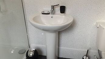 Room in Guest Room - Spacious Double Room in Stoke