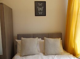 Room in Guest Room - Bright Double Room in Stoke