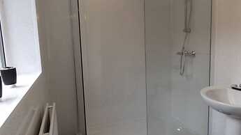 Room in Guest Room - Bright Double Room in Stoke