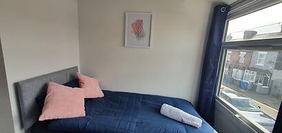 Room in Guest Room - Spacious Single Room in Stoke