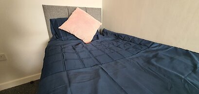Room in Guest Room - Spacious Single Room in Stoke