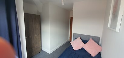 Room in Guest Room - Bright Single Room in Stoke