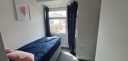 Room in Guest Room - Bright Single Room in Stoke