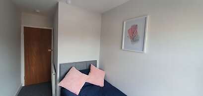 Room in Guest Room - Bright Single Room in Stoke