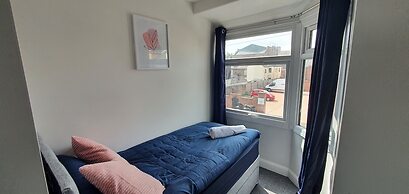 Room in Guest Room - Bright Single Room in Stoke