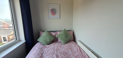 Room in Guest Room - Big Double Room in Stoke City