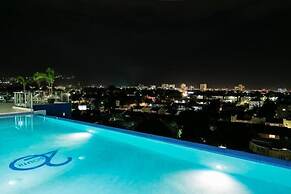 Apartment with roof top pool