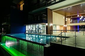 Apartment with roof top pool