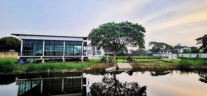 Tiny Island Lake Lodge