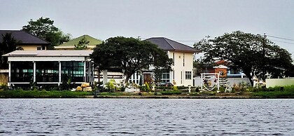 Tiny Island Lake Lodge