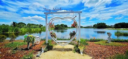 Tiny Island Lake Lodge