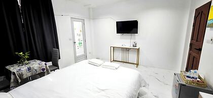 Tiny Island Lake Lodge