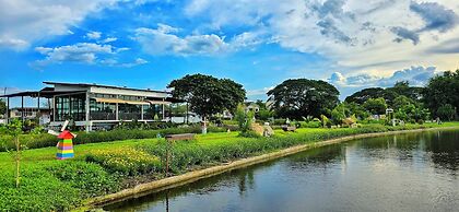 Tiny Island Lake Lodge