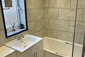Tranquil Sheffield Retreat - 3 Bedroom House