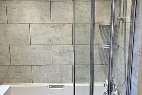 Tranquil Sheffield Retreat - 3 Bedroom House