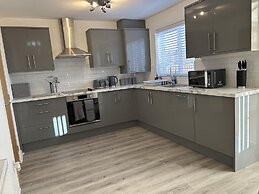 Tranquil Sheffield Retreat - 3 Bedroom House