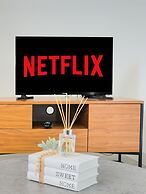 Cosy 2 Bedroom 2 Bath Apartment With Free Parking