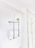 Cosy 2 Bedroom 2 Bath Apartment With Free Parking