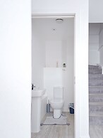 Cosy 2 Bedroom 2 Bath Apartment With Free Parking