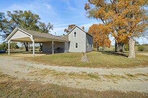 15 Mi to La Cygne Lake: Peaceful Ranch Home