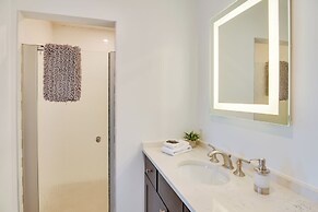 Walk to Bowen's Wharf: Condo in Dtwn Newport