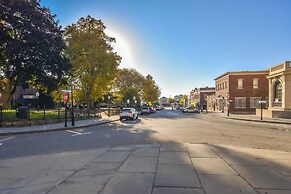 Walk to Bowen's Wharf: Condo in Dtwn Newport