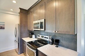 Walk to Bowen's Wharf: Condo in Dtwn Newport