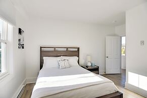 Walk to Bowen's Wharf: Condo in Dtwn Newport