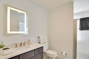 Walk to Bowen's Wharf: Condo in Dtwn Newport
