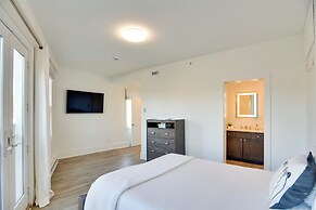 Walk to Bowen's Wharf: Condo in Dtwn Newport