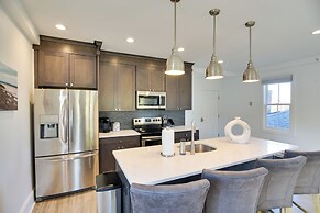 Walk to Bowen's Wharf: Condo in Dtwn Newport