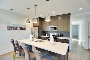 Walk to Bowen's Wharf: Condo in Dtwn Newport