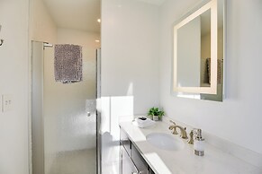 Walk to Bowen's Wharf: Condo in Dtwn Newport