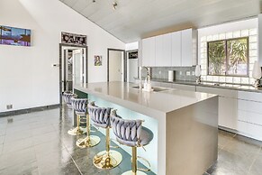 Pool, Spa & Ocean Views - Modern Home in Malibu!