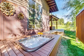 Golf Getaway w/ Hot Tub, Course Views in Cle Elum!