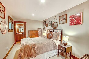 Golf Getaway w/ Hot Tub, Course Views in Cle Elum!