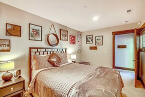 Golf Getaway w/ Hot Tub, Course Views in Cle Elum!