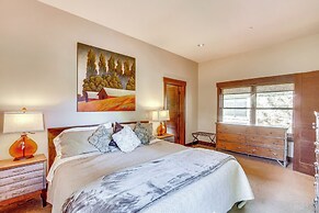 Golf Getaway w/ Hot Tub, Course Views in Cle Elum!