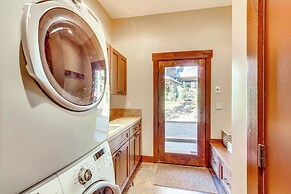 Golf Getaway w/ Hot Tub, Course Views in Cle Elum!