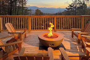 3 Mi to Dtwn: Mtn-view Cabin in Gatlinburg!