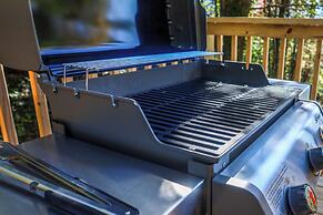 3 Mi to Dtwn: Mtn-view Cabin in Gatlinburg!