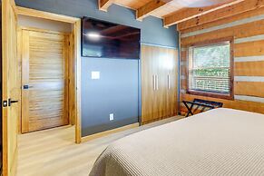 3 Mi to Dtwn: Mtn-view Cabin in Gatlinburg!