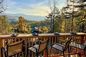 3 Mi to Dtwn: Mtn-view Cabin in Gatlinburg!